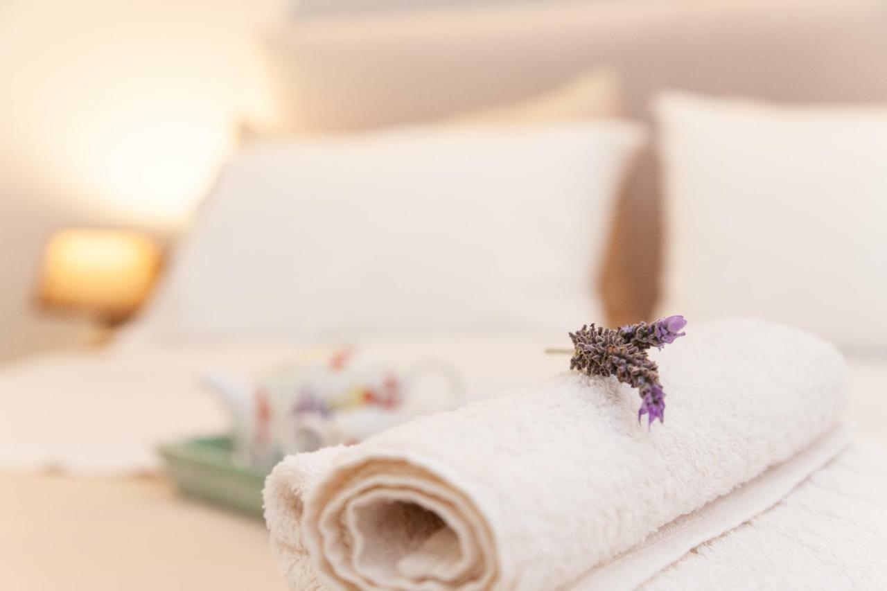 Sweet Suite Flora In Vouliagmeni Athen Exterior foto