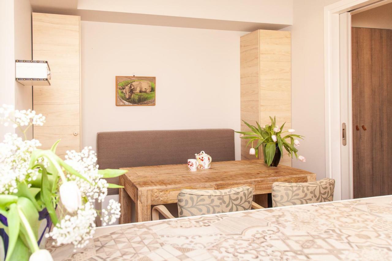 Sweet Suite Flora In Vouliagmeni Athen Exterior foto