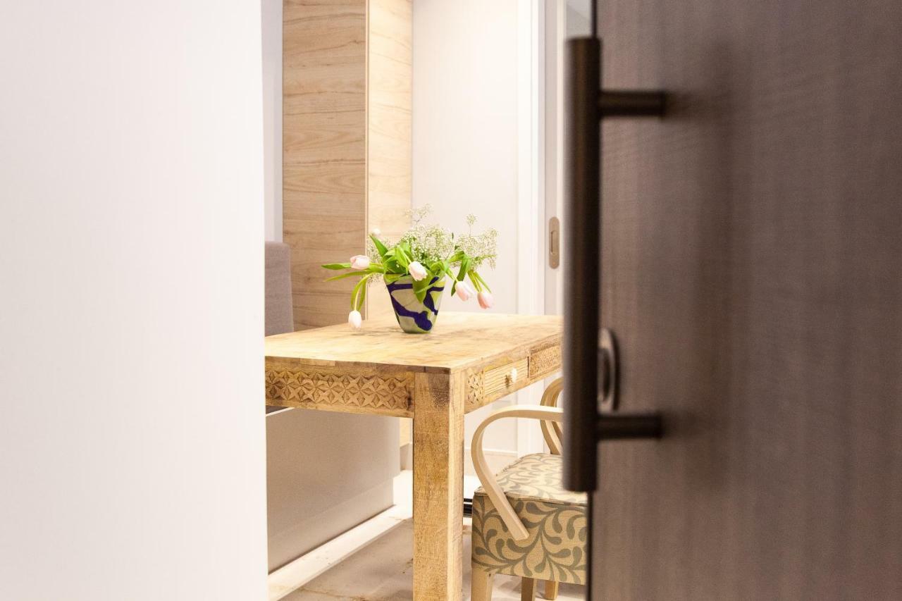 Sweet Suite Flora In Vouliagmeni Athen Exterior foto